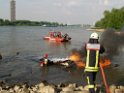 Kleine Yacht abgebrannt Koeln Hoehe Zoobruecke Rheinpark P130